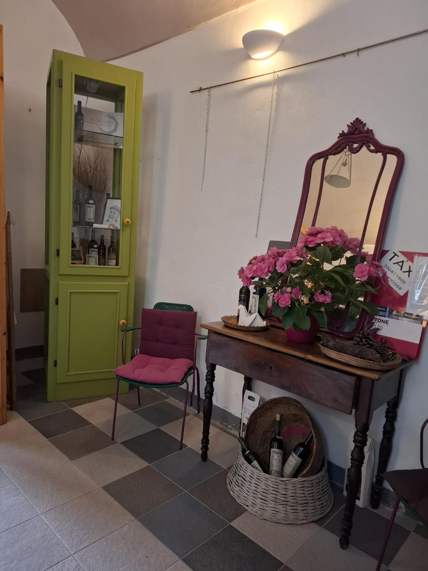 Aghinas Hotell Bosa Exteriör bild